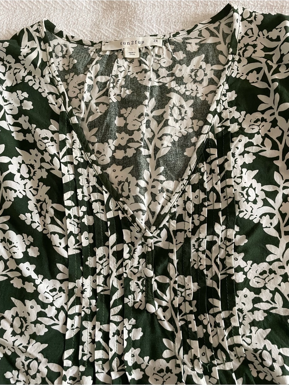 Floral V-Neck Green & White Women's Top Three quarter sleeves Plus 2X - Picture 6 of 8